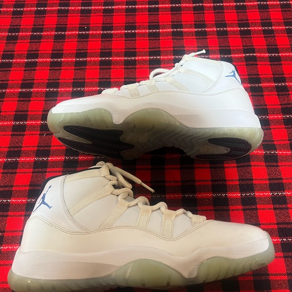 Air Jordan 11 Retro legend blue sneakers